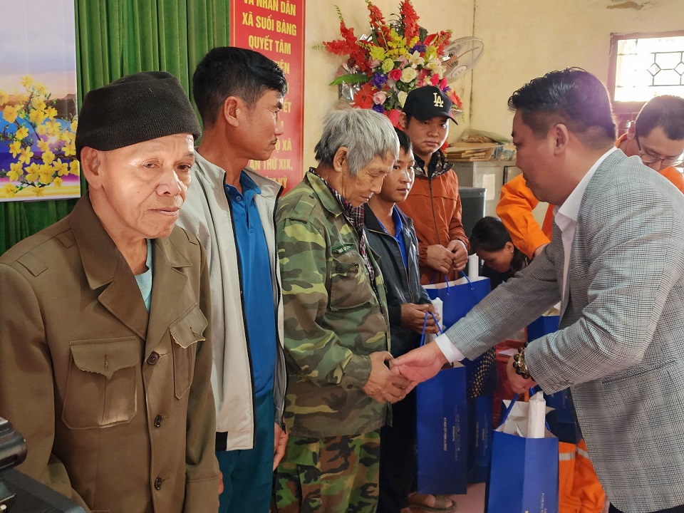 Công ty Điện lực Sơn La thăm, chúc Tết xã Suối Bàng, huyện Vân Hồ